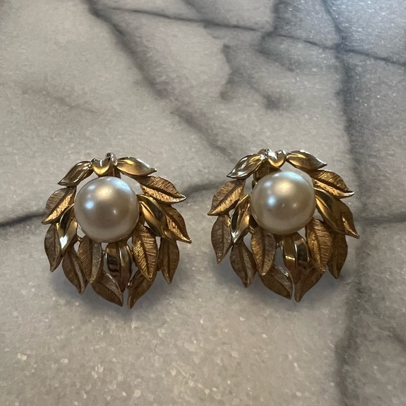 Jewelry - Pearl and Gold Leaves Clip On Earrings 🍃